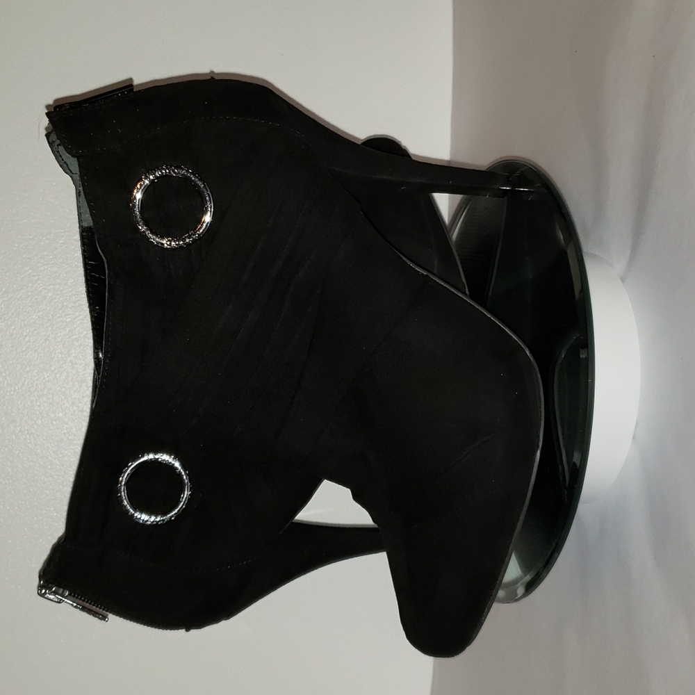 Guess black ankle booties/boots 9.5  EUC